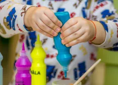 Basteln (Foto: Dragos Gontariu – Unsplash) Basteln (Foto: Dragos Gontariu – Unsplash)